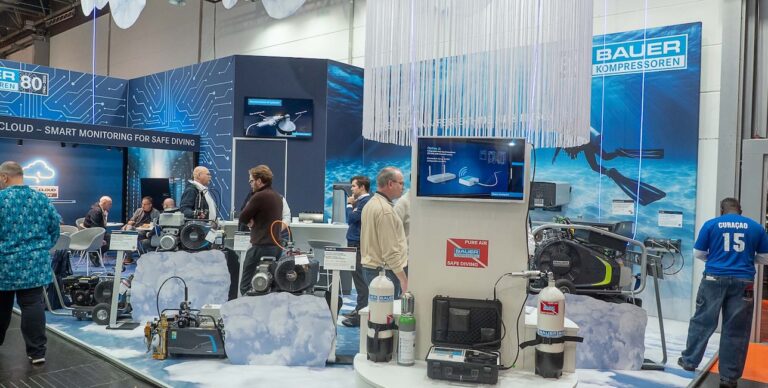 Stand de Bauer Kompressoren présentant des équipements innovants pour la plongée en toute sécurité.