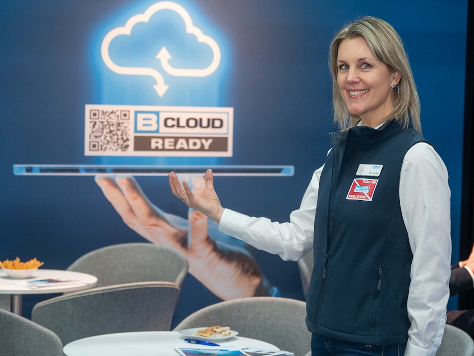 A professional presents innovative solutions for scuba diving and cloud technology.