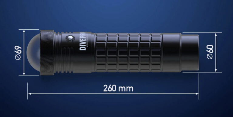 Lampe de plongée robuste et compacte, idéale pour explorer les profondeurs marines.