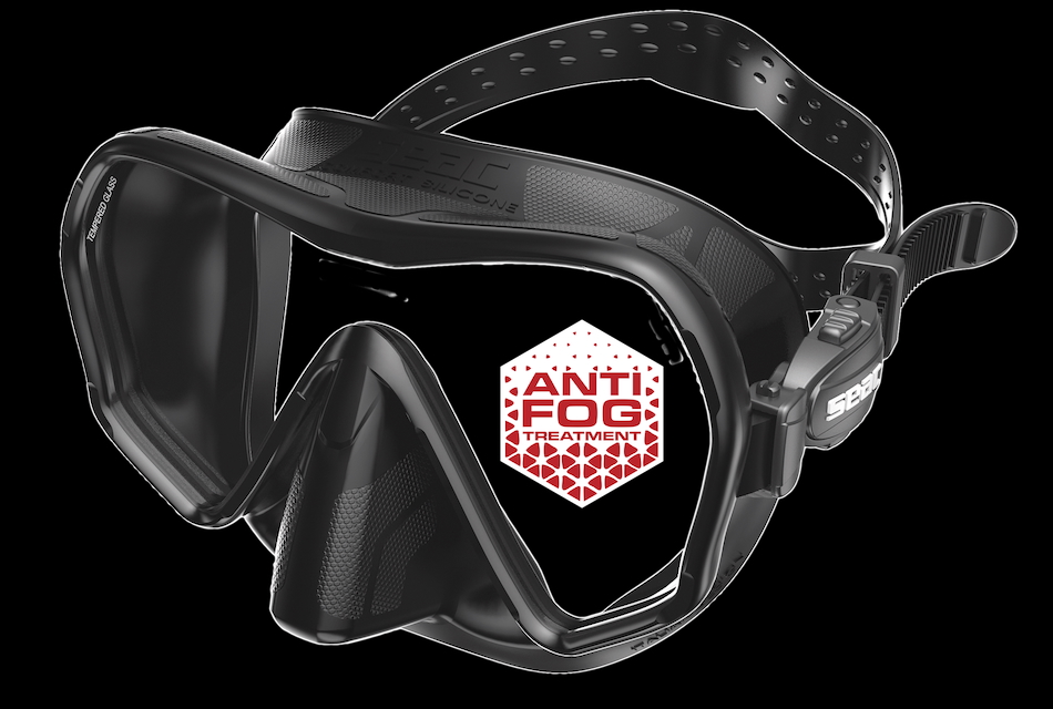 Diving mask with anti-fog treatment, ideal for exploring the underwater world.