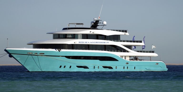Un yacht de plongée luxueux naviguant dans les eaux cristallines de la mer Rouge.