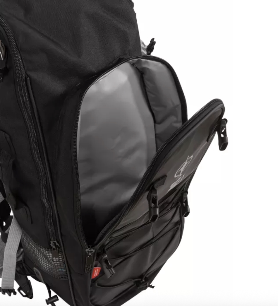 Practical diving bag with compartments to easily store your underwater equipment.