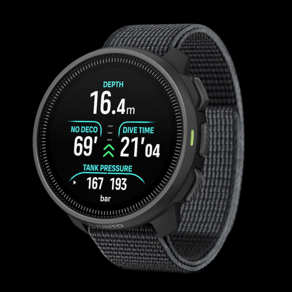 Dive watch displaying depth, dive time, and tank pressure.