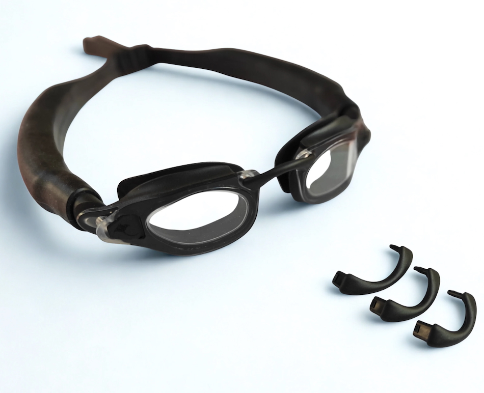 Diving goggles with interchangeable accessories, ideal for exploring the underwater world.