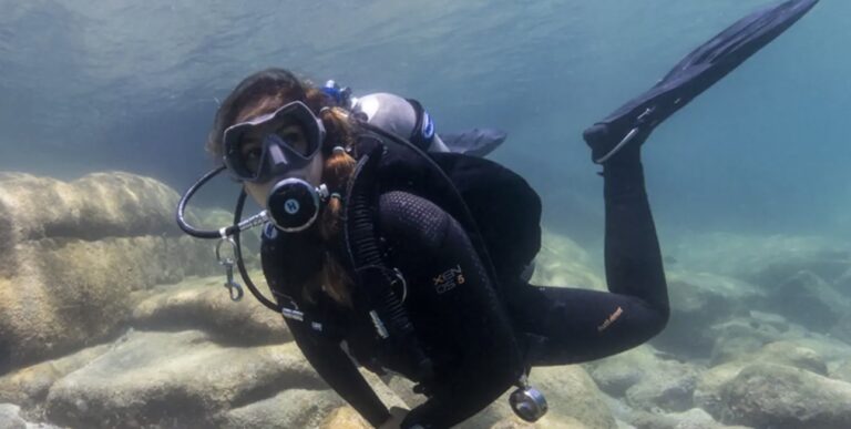 Plongée sous-marine avec équipement de plongée, explorant les fonds marins et la vie aquatique.