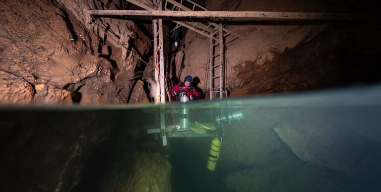 Plongée dans une grotte sous-marine, explorant un environnement naturel mystérieux et fascinant.