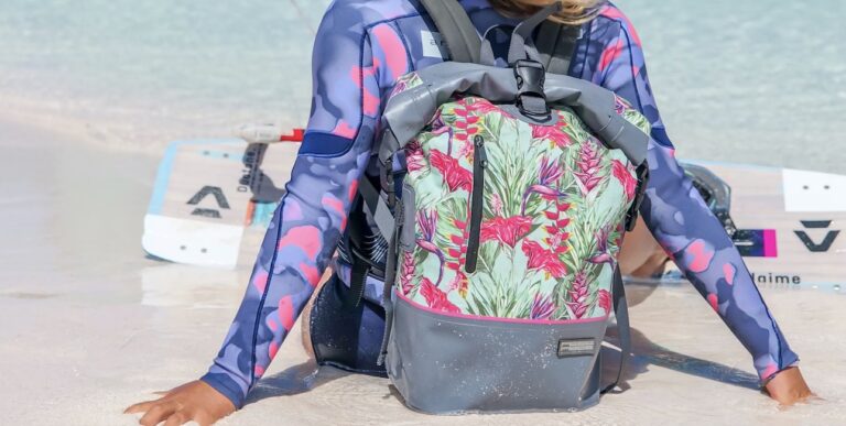Sac à dos étanche coloré, idéal pour la plongée et les activités nautiques.