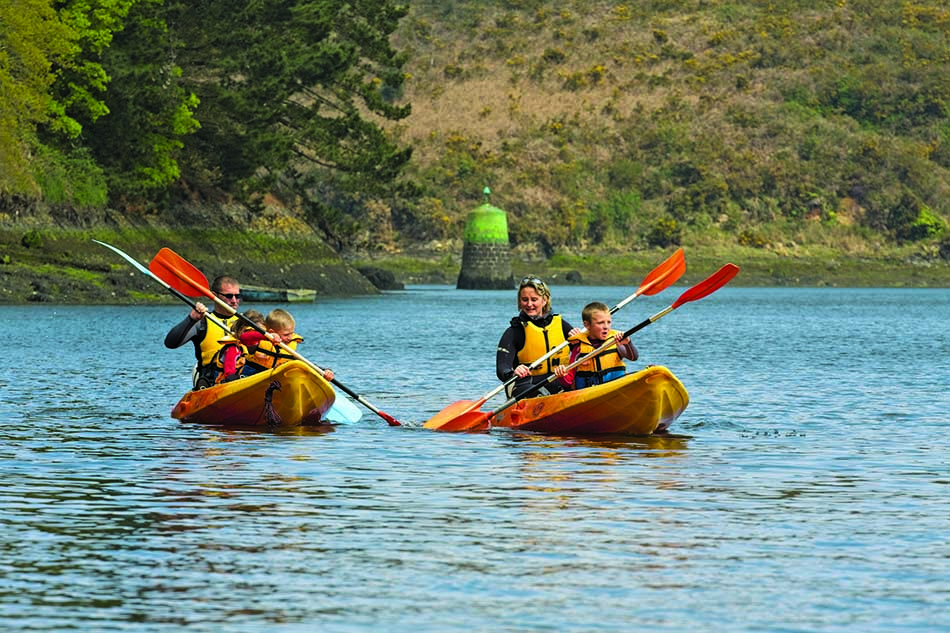 Families explore the coast by kayak, discovering the beauty of the underwater world.