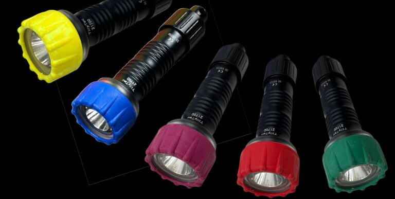 Lampes étanches multicolores idéales pour l'éclairage lors de vos plongées sous-marines.