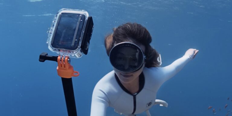 Plongée sous-marine avec une caméra, explorant les merveilles aquatiques et la vie marine.