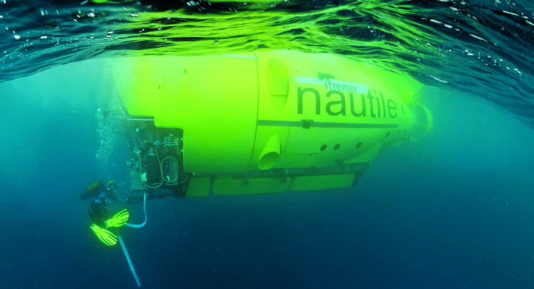Un sous-marin jaune explore les profondeurs marines, offrant des expériences uniques de plongée.