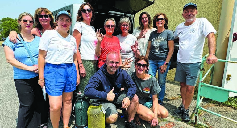 Groupe de plongeurs prêts pour une aventure sous-marine, passionnés par la découverte des fonds marins.